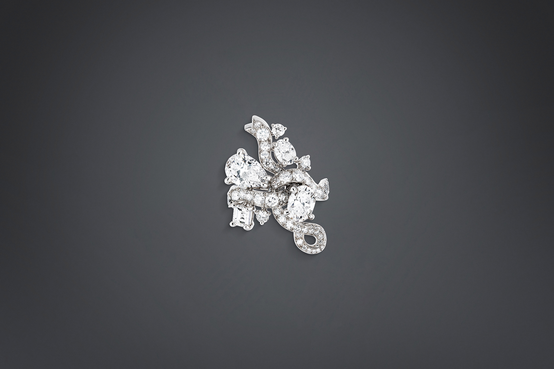 DIOR À VERSAILLES "RUBAN DIAMANT" RING