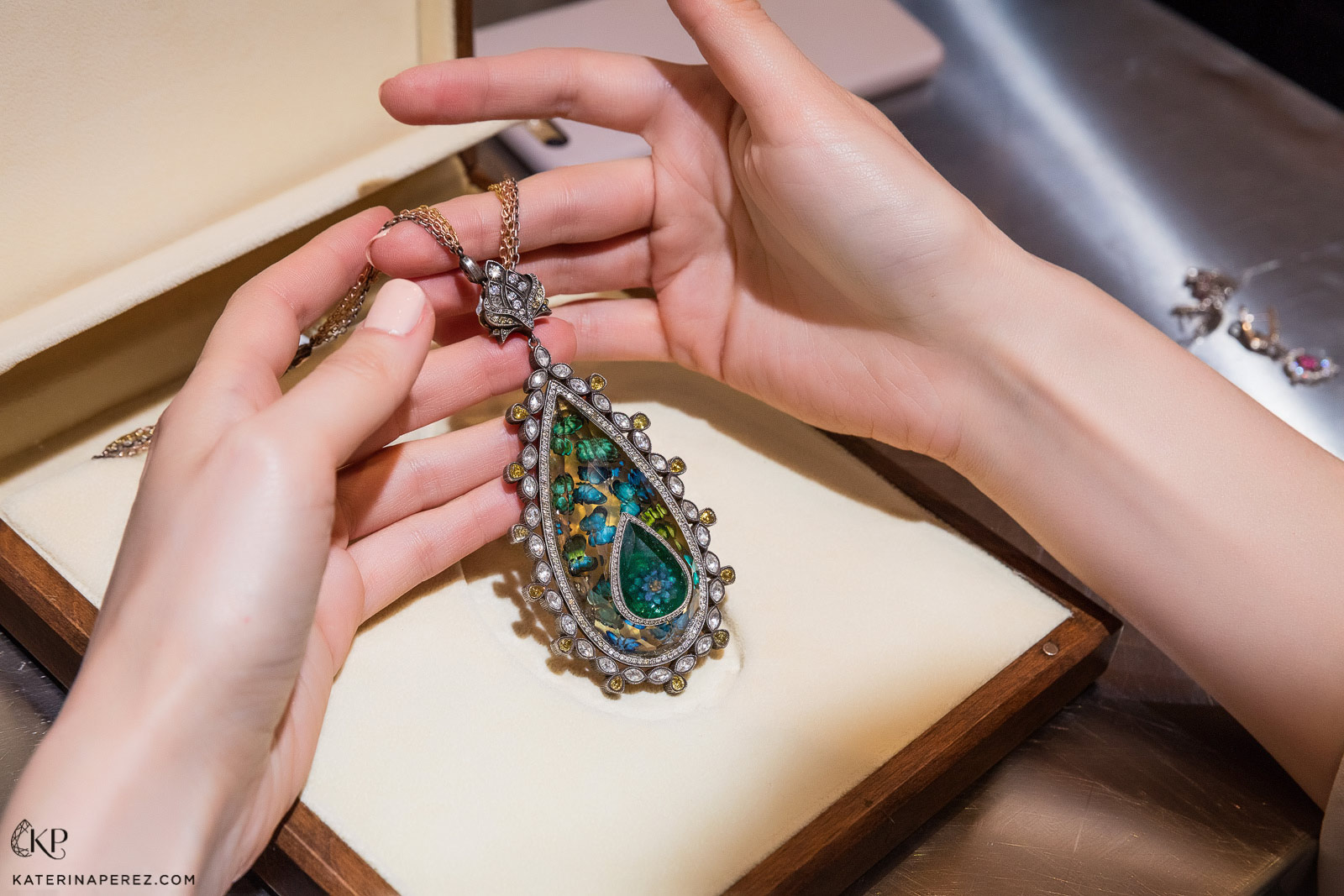 Sevan Biçakçi necklace with a portrait emerald from the front. Photo credit: Simon Martner