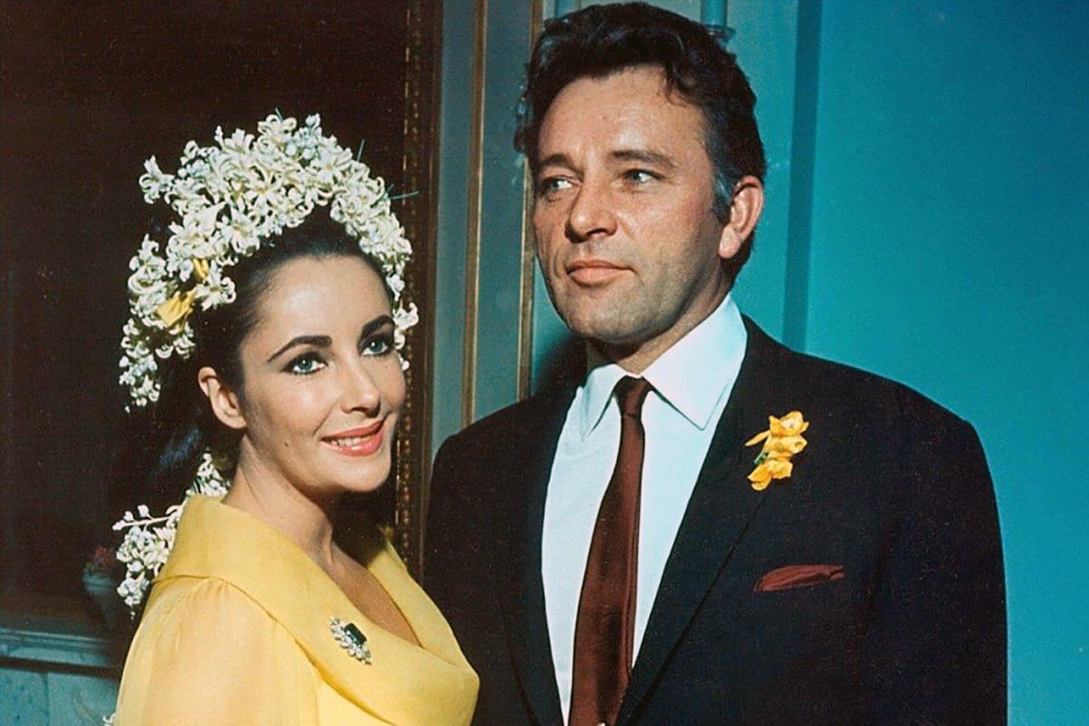Elizabeth Taylor and Richard Burton on their wedding day March 15, 1964. Loyal to Bulgari, the actress chose a brooch in emerald and diamond to wear on her wedding dress
