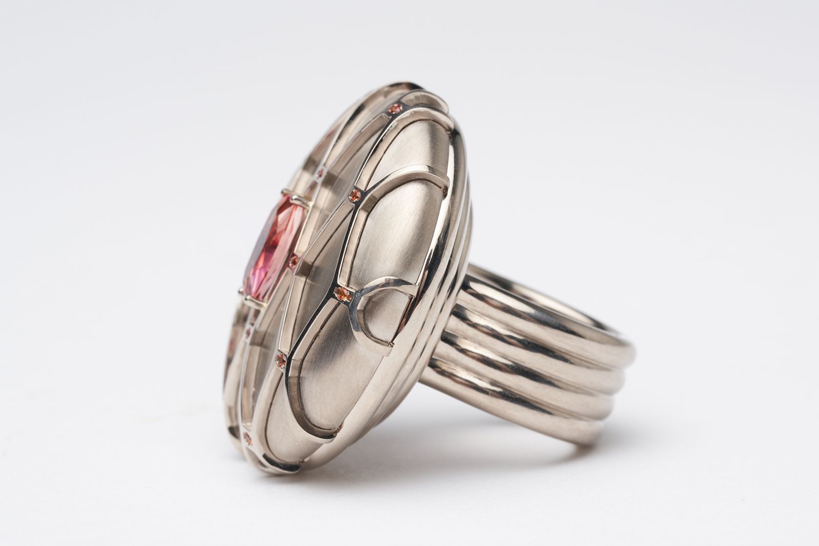 A closer look at the details of the La Rete ring by Brummé Design