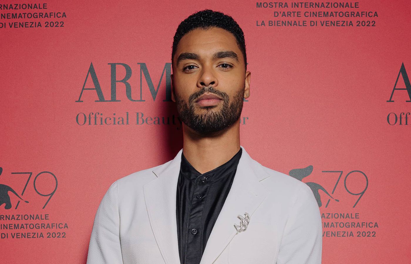  Actor Rége-Jean Page in a Chaumet Torsade de Chaumet brooch at the 2022 Venice International Film Festival 