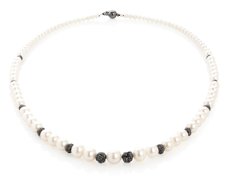 A pearl and silver necklace from Les Corallines collection