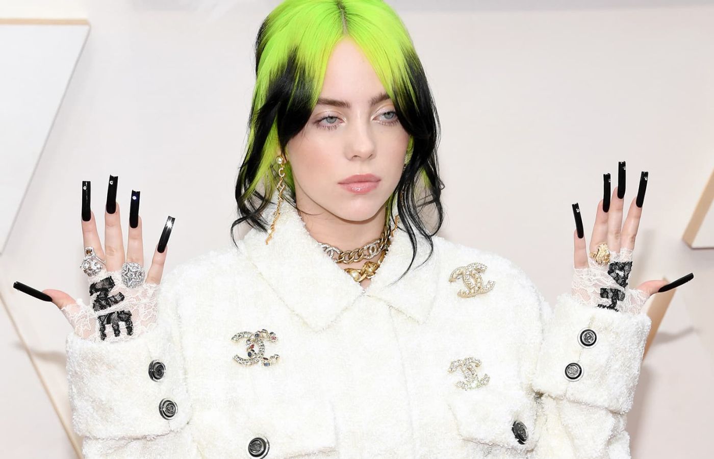  Singer Billie Eilish wearing Chanel brooches and mismatched white metal and yellow gold rings at the 2020 Oscars