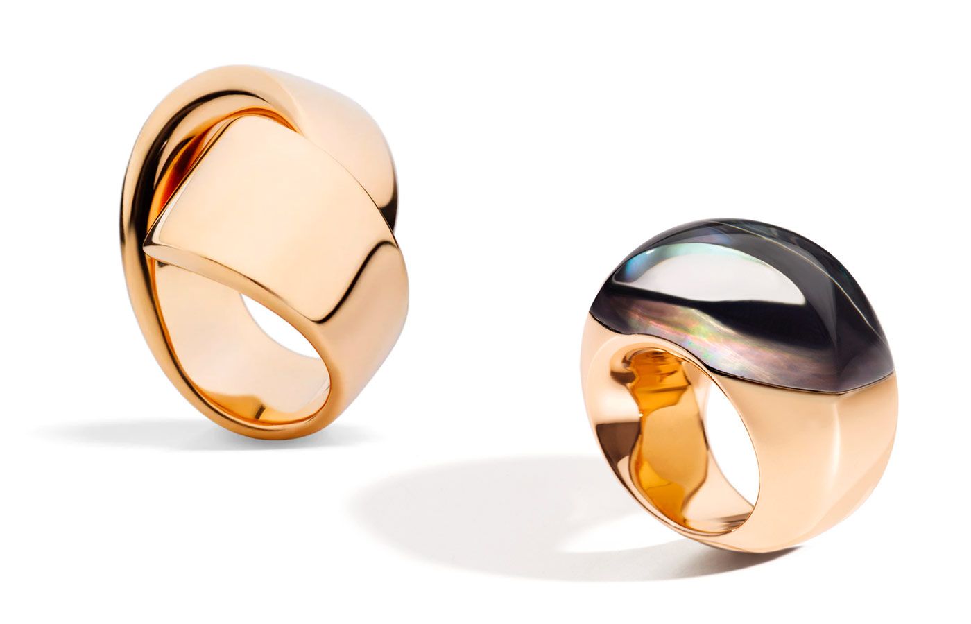 Vhernier rings from the Abbraccio and Aladino collection in gold and mother-of-pearl