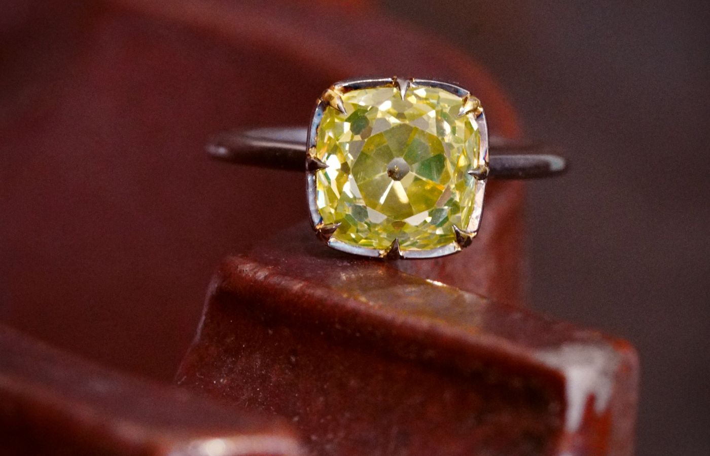  Jogani ring with a 4.13 carat ‘lemon-lime’ natural fancy deep yellow diamond with an old mine cut, set in 18k gold 