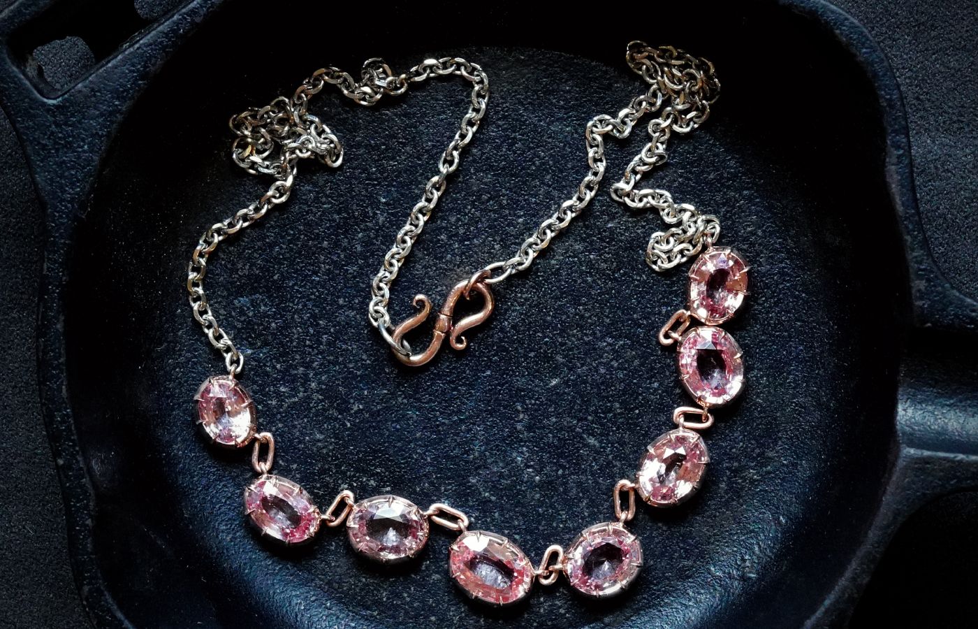  Jogani necklace with 10.40 carats of oval-shaped Padparadscha sapphires in 18k rose gold and platinum 