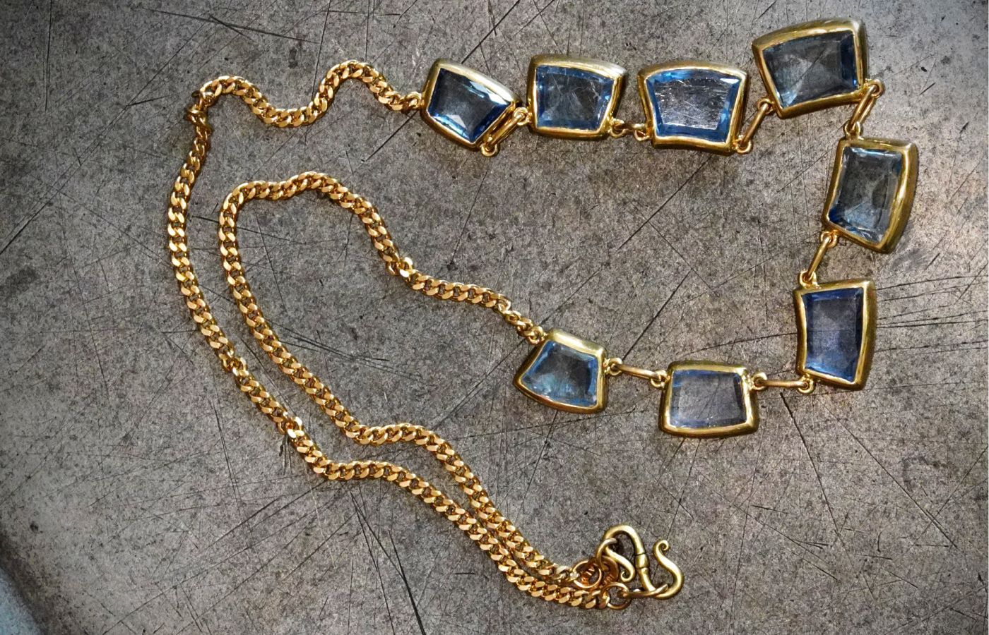  Jogani necklace with 22 carats of sapphires in 18k gold 