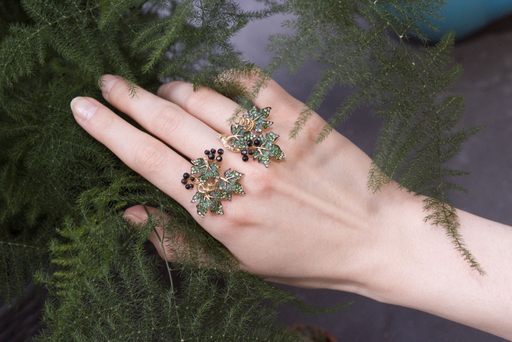 Millésime ring in yellow gold, emeralds and grey pearls